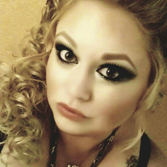 Meet your Posher, Amber - Picture 2 of 3